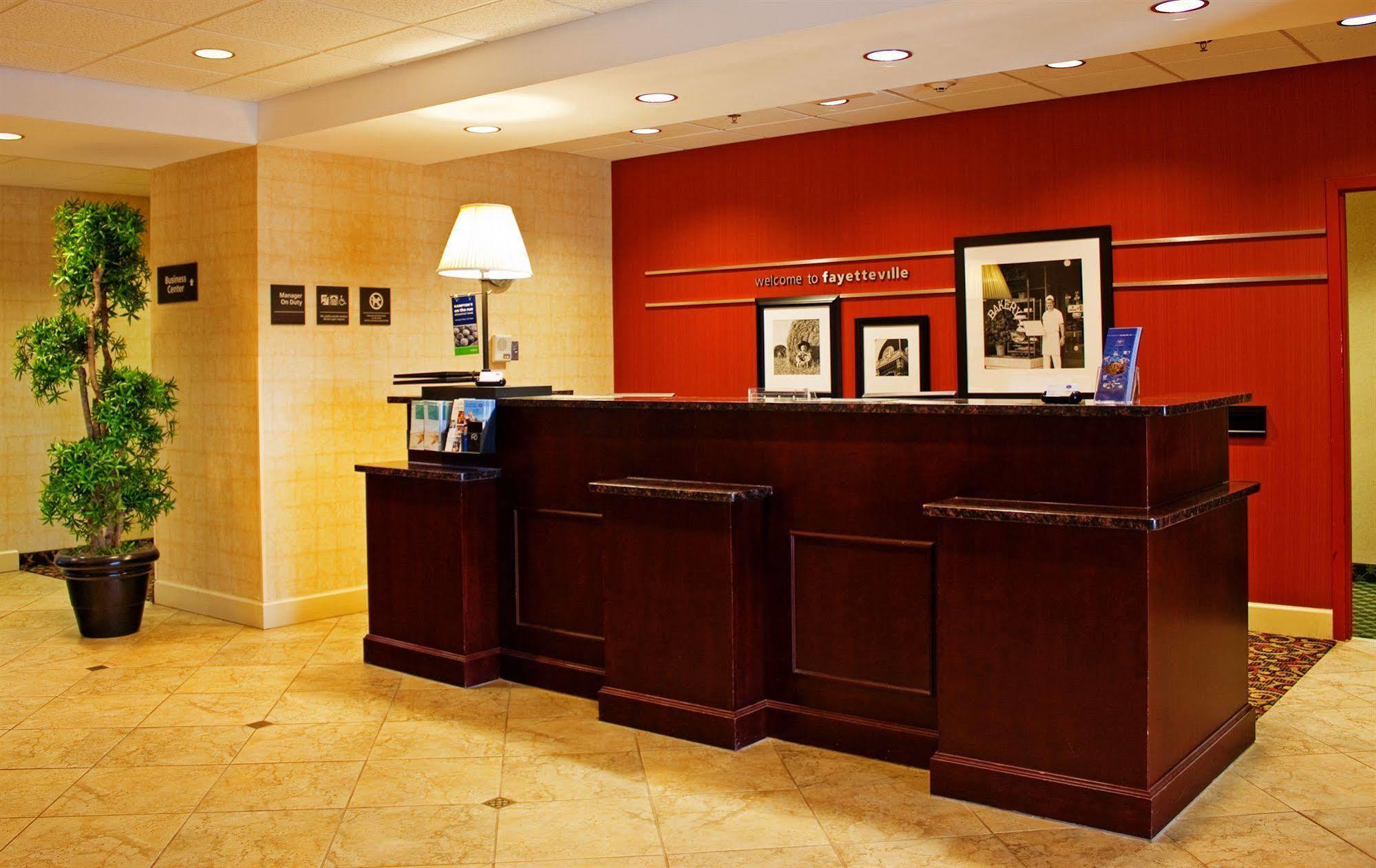 Hampton Inn Fayetteville Eksteriør bilde